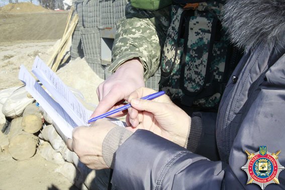 Перемирие увеличило поток въезжающих по пропускам в Мариуполь через Гнутово до 89 машин в день (ФОТОРЕПОРТАЖ) (фото) - фото 1 Перемирие увеличило поток въезжающих по пропускам в Мариуполь через Гнутово до 89 машин в день (ФОТОРЕПОРТАЖ) (фото) - фото 1