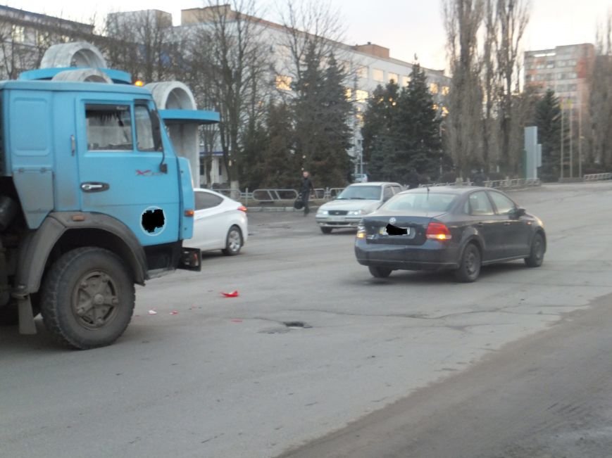 В Кировограде столкнулись грузовик с иномаркой (фото) - фото 1 В Кировограде столкнулись грузовик с иномаркой (фото) - фото 1