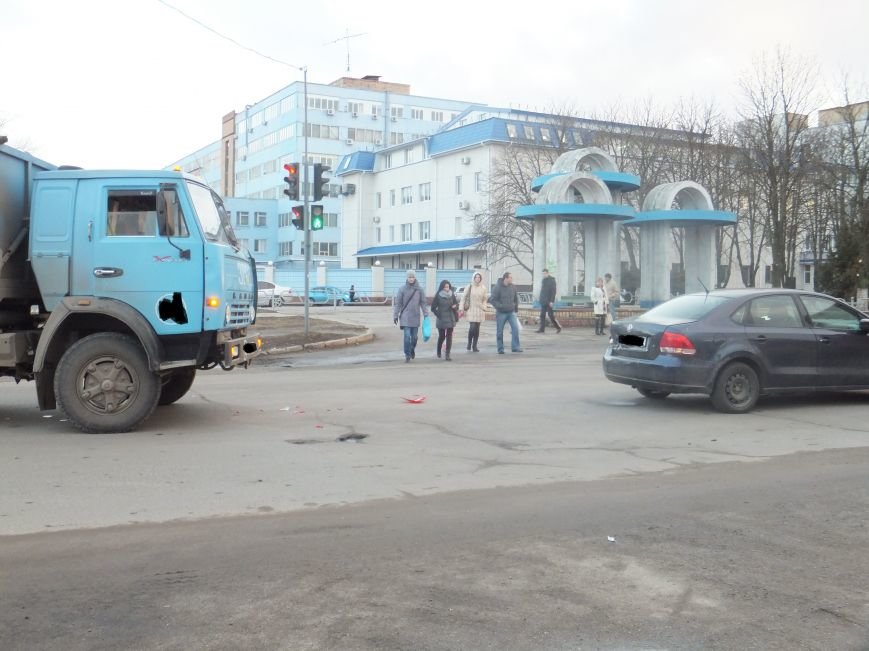 В Кировограде столкнулись грузовик с иномаркой (фото) - фото 1 В Кировограде столкнулись грузовик с иномаркой (фото) - фото 1