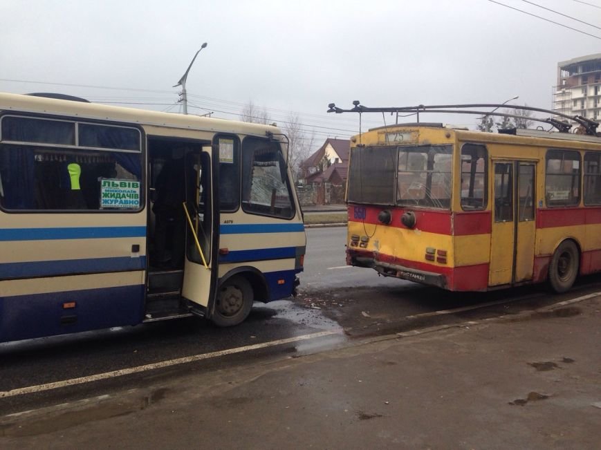 У Львові автобус зіткнувся із тролейбусом. Постраждало четверо осіб (ФОТО) (фото) - фото 1 У Львові автобус зіткнувся із тролейбусом. Постраждало четверо осіб (ФОТО) (фото) - фото 1