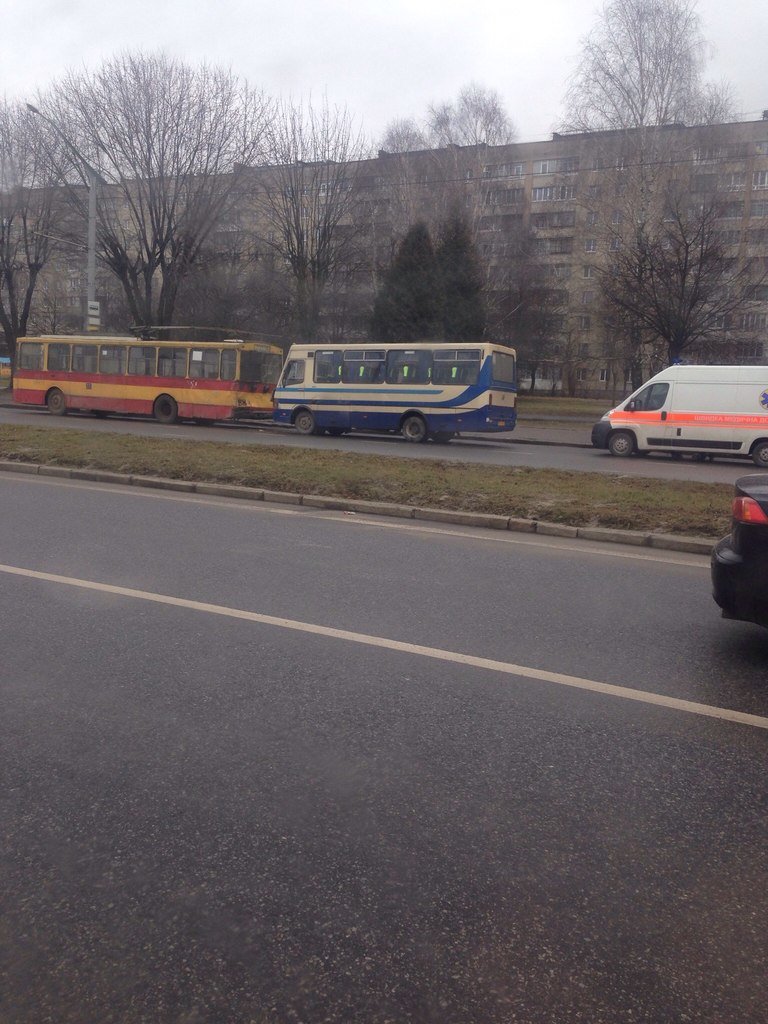 У Львові автобус зіткнувся із тролейбусом. Постраждало четверо осіб (ФОТО) (фото) - фото 1 У Львові автобус зіткнувся із тролейбусом. Постраждало четверо осіб (ФОТО) (фото) - фото 1