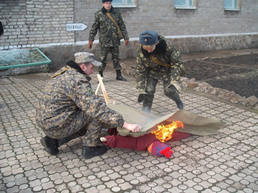 В мариупольской колонии устроили пожар, сожгли манекена и укрылись в бомбоубежище (ФОТО) (фото) - фото 1 В мариупольской колонии устроили пожар, сожгли манекена и укрылись в бомбоубежище (ФОТО) (фото) - фото 1
