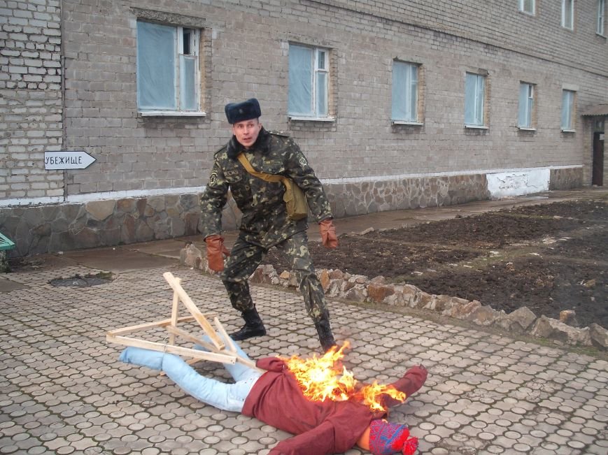 В мариупольской колонии устроили пожар, сожгли манекена и укрылись в бомбоубежище (ФОТО) (фото) - фото 1 В мариупольской колонии устроили пожар, сожгли манекена и укрылись в бомбоубежище (ФОТО) (фото) - фото 1