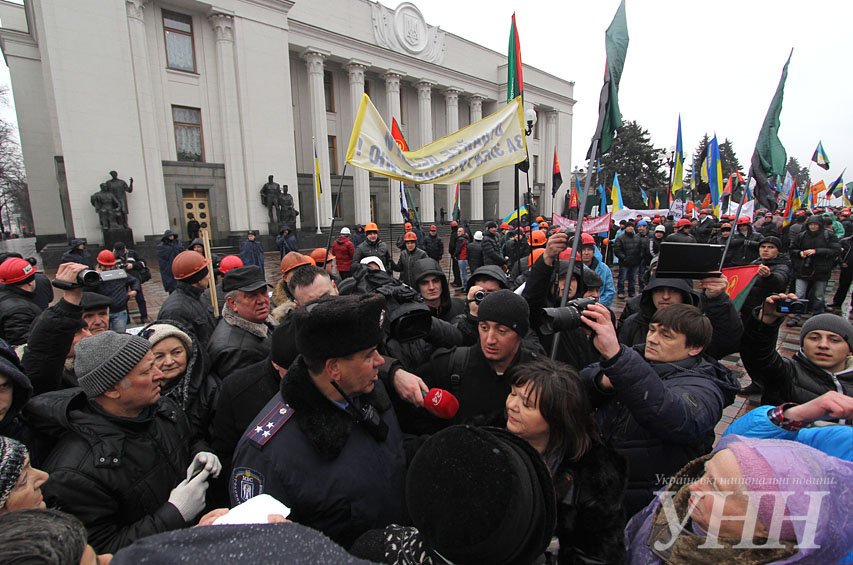 В Киеве под Верховной Радой митингующие подрались из-за флага СССР (ФОТО) (фото) - фото 1 В Киеве под Верховной Радой митингующие подрались из-за флага СССР (ФОТО) (фото) - фото 1