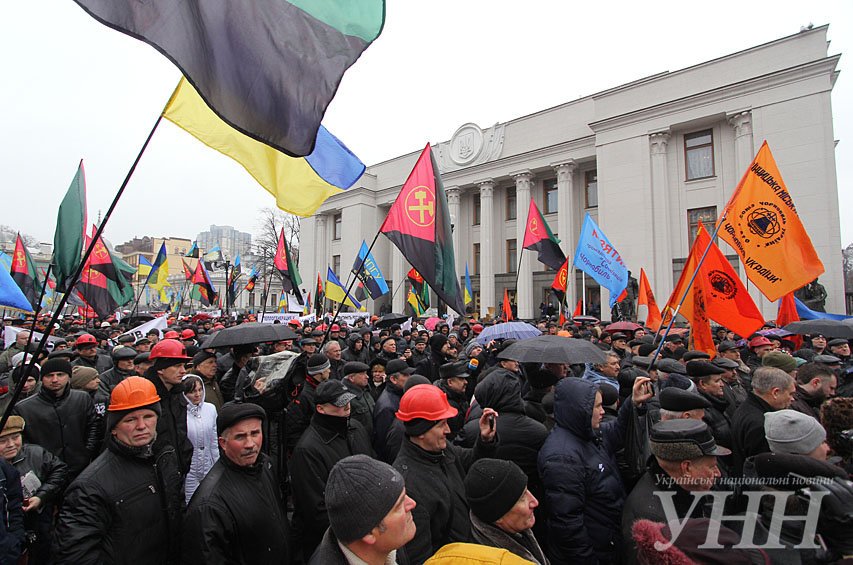 В Киеве под Верховной Радой митингующие подрались из-за флага СССР (ФОТО) (фото) - фото 1 В Киеве под Верховной Радой митингующие подрались из-за флага СССР (ФОТО) (фото) - фото 1