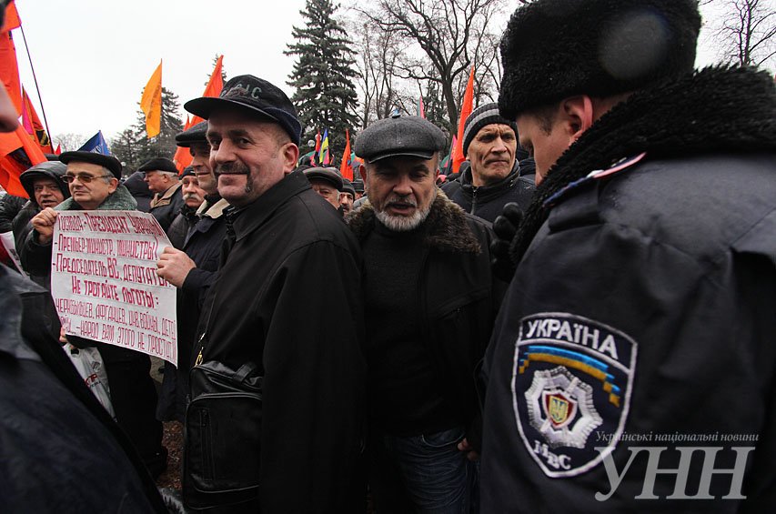 В Киеве под Верховной Радой митингующие подрались из-за флага СССР (ФОТО) (фото) - фото 1 В Киеве под Верховной Радой митингующие подрались из-за флага СССР (ФОТО) (фото) - фото 1