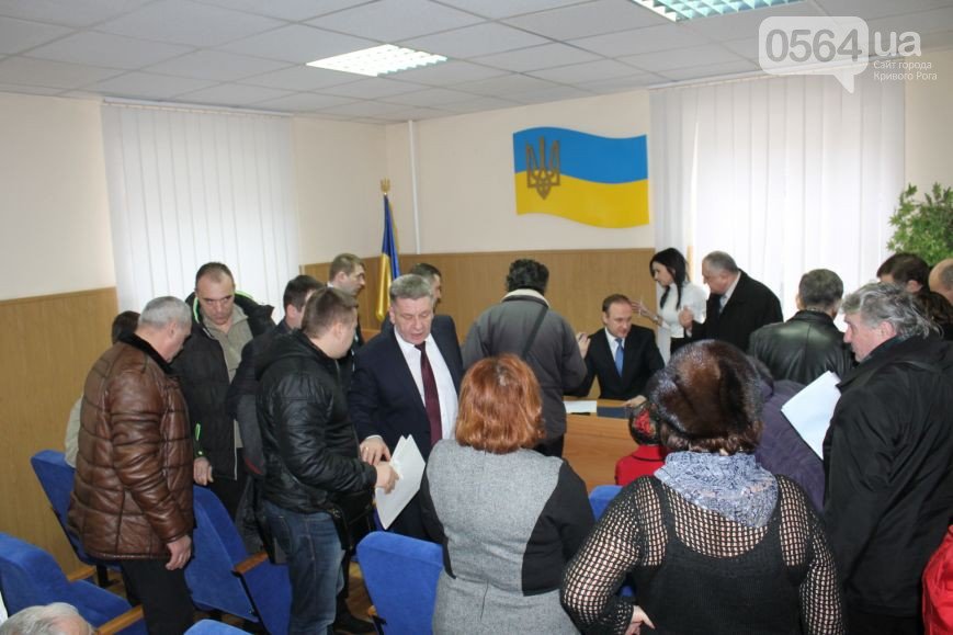 В Кривом Роге: угрожают волонтерам, перенесли суд над заместителем мэра, активисты «люстрировали» чиновника (фото) - фото 2 В Кривом Роге: угрожают волонтерам, перенесли суд над заместителем мэра, активисты «люстрировали» чиновника (фото) - фото 2