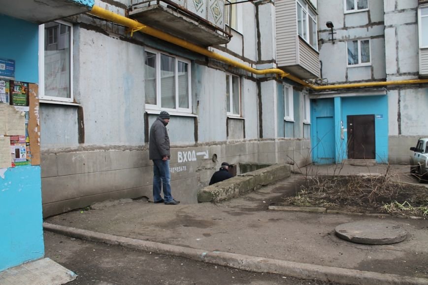 Инициативные артемовцы обустраивают подвалы многоэтажек под..., фото-2 Инициативные артемовцы обустраивают подвалы многоэтажек под укрытия, фото-2