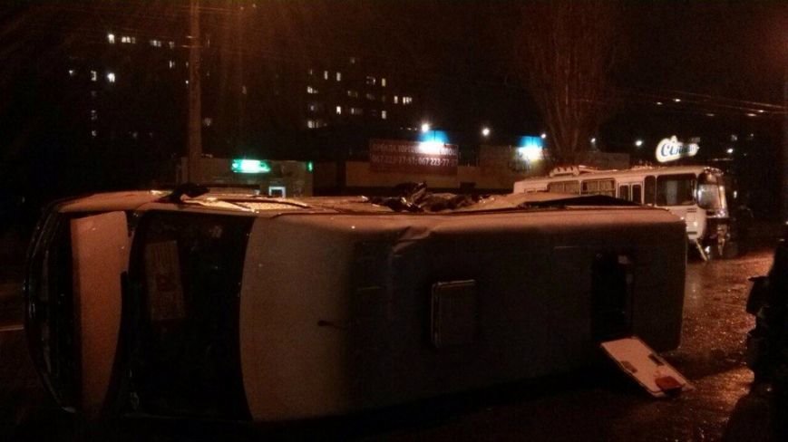 В аварии на Молодёжном виноват водитель автобуса (ФОТО) (фото) - фото 1 В аварии на Молодёжном виноват водитель автобуса (ФОТО) (фото) - фото 1