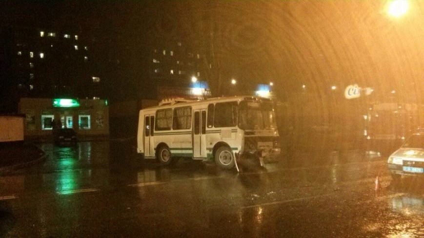 В аварии на Молодёжном виноват водитель автобуса (ФОТО) (фото) - фото 1 В аварии на Молодёжном виноват водитель автобуса (ФОТО) (фото) - фото 1