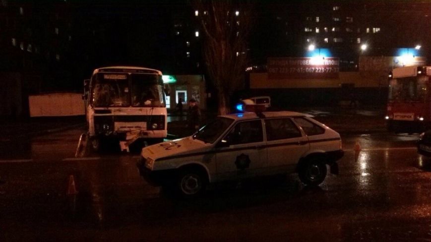 В аварии на Молодёжном виноват водитель автобуса (ФОТО) (фото) - фото 1 В аварии на Молодёжном виноват водитель автобуса (ФОТО) (фото) - фото 1