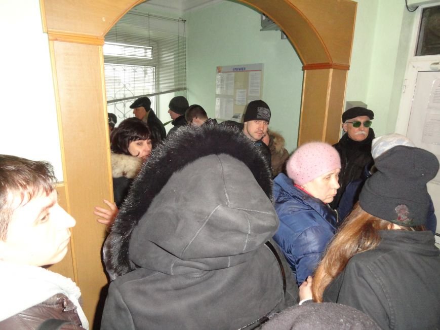 В Мариуполе ОВИР берут штурмом (ФОТОФАКТ) (фото) - фото 2 В Мариуполе ОВИР берут штурмом (ФОТОФАКТ) (фото) - фото 2