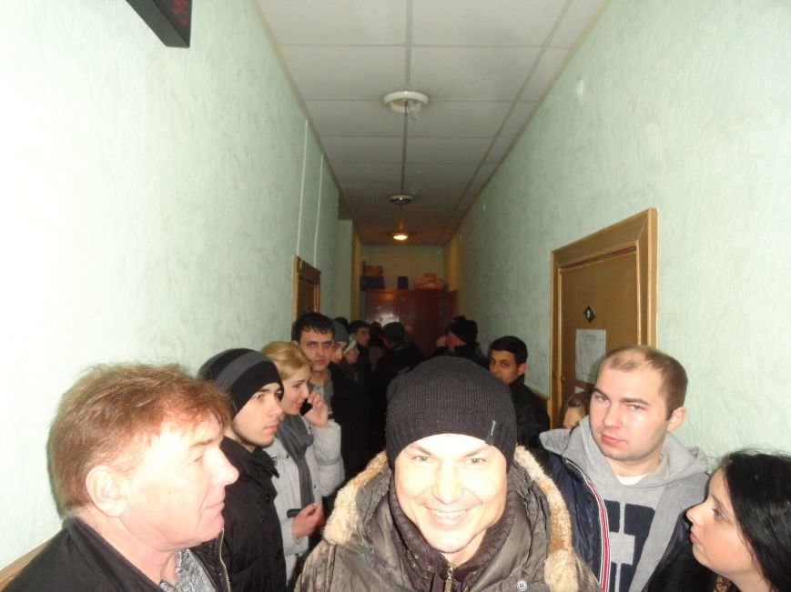 В Мариуполе ОВИР берут штурмом (ФОТОФАКТ) (фото) - фото 1 В Мариуполе ОВИР берут штурмом (ФОТОФАКТ) (фото) - фото 1