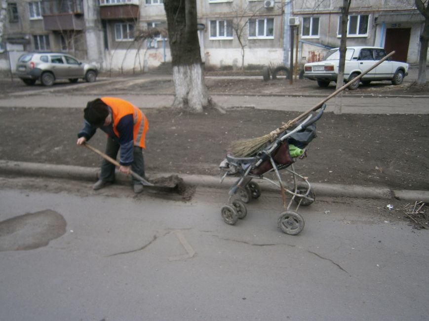 В Димитрове дворники приступили к уборке межквартальных проездов (Ф... В Димитрове дворники приступили к уборке межквартальных проездов (ФОТОРЕПОРТАЖ) (фото) - фото 8