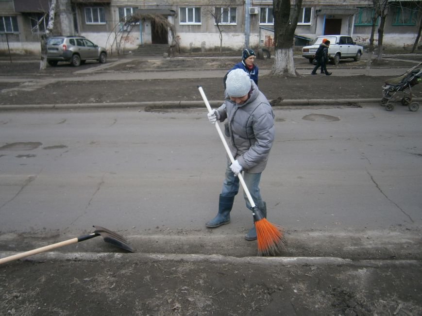 В Димитрове дворники приступили к уборке межквартальных проездов (Ф... В Димитрове дворники приступили к уборке межквартальных проездов (ФОТОРЕПОРТАЖ) (фото) - фото 9