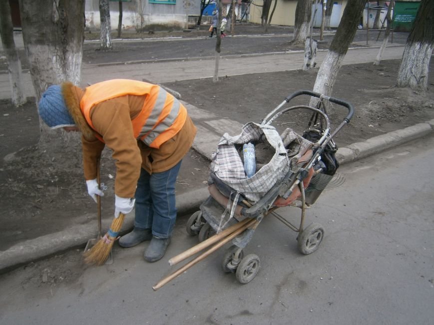В Димитрове дворники приступили к уборке межквартальных проездов (Ф... В Димитрове дворники приступили к уборке межквартальных проездов (ФОТОРЕПОРТАЖ) (фото) - фото 5