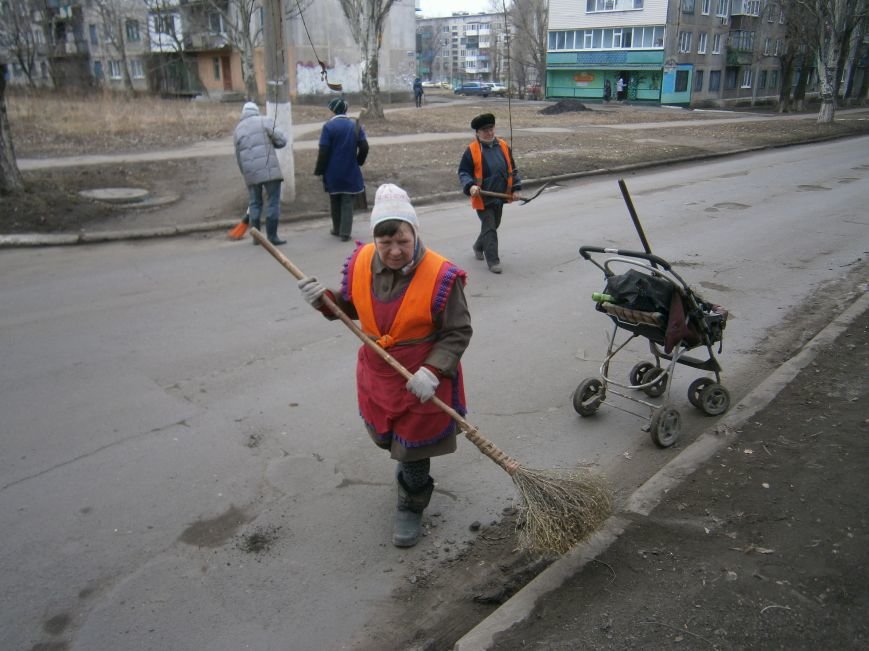 В Димитрове дворники приступили к уборке межквартальных проездов (Ф... В Димитрове дворники приступили к уборке межквартальных проездов (ФОТОРЕПОРТАЖ) (фото) - фото 7