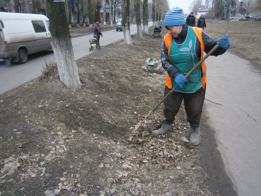 В Димитрове дворники приступили к уборке межквартальных проездов (Ф... В Димитрове дворники приступили к уборке межквартальных проездов (ФОТОРЕПОРТАЖ) (фото) - фото 12
