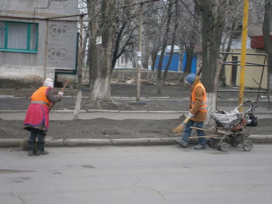 В Димитрове дворники приступили к уборке межквартальных проездов (Ф... В Димитрове дворники приступили к уборке межквартальных проездов (ФОТОРЕПОРТАЖ) (фото) - фото 2