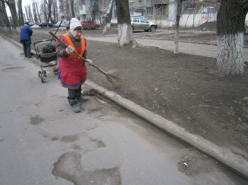 В Димитрове дворники приступили к уборке межквартальных проездов (Ф... В Димитрове дворники приступили к уборке межквартальных проездов (ФОТОРЕПОРТАЖ) (фото) - фото 3