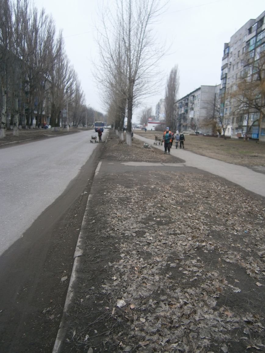 В Димитрове дворники приступили к уборке межквартальных проездов (Ф... В Димитрове дворники приступили к уборке межквартальных проездов (ФОТОРЕПОРТАЖ) (фото) - фото 10