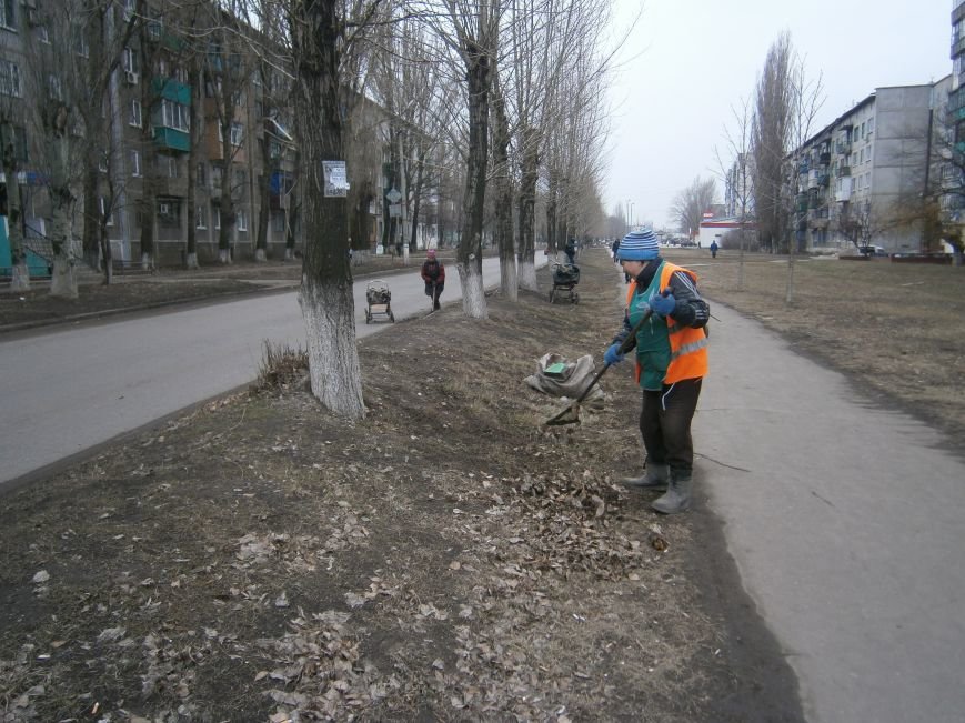 В Димитрове дворники приступили к уборке межквартальных проездов (Ф... В Димитрове дворники приступили к уборке межквартальных проездов (ФОТОРЕПОРТАЖ) (фото) - фото 11