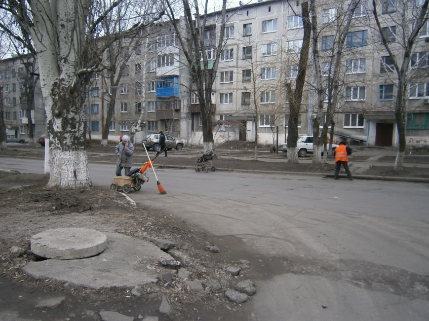 В Димитрове дворники приступили к уборке межквартальных проездов (Ф... В Димитрове дворники приступили к уборке межквартальных проездов (ФОТОРЕПОРТАЖ) (фото) - фото 1