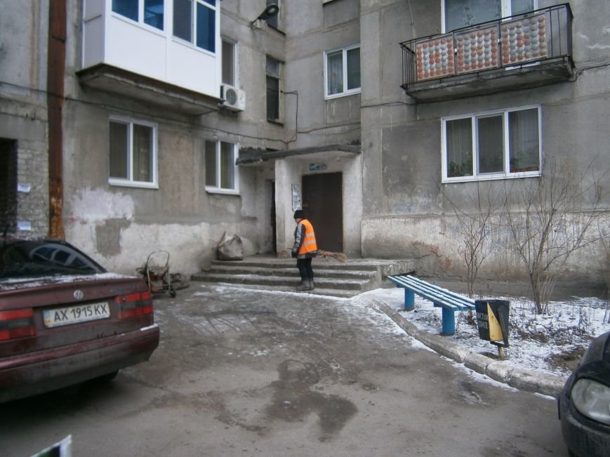 В Димитрове дворники приступили к уборке межквартальных проездов (Ф... В Димитрове дворники приступили к уборке межквартальных проездов (ФОТОРЕПОРТАЖ) (фото) - фото 14