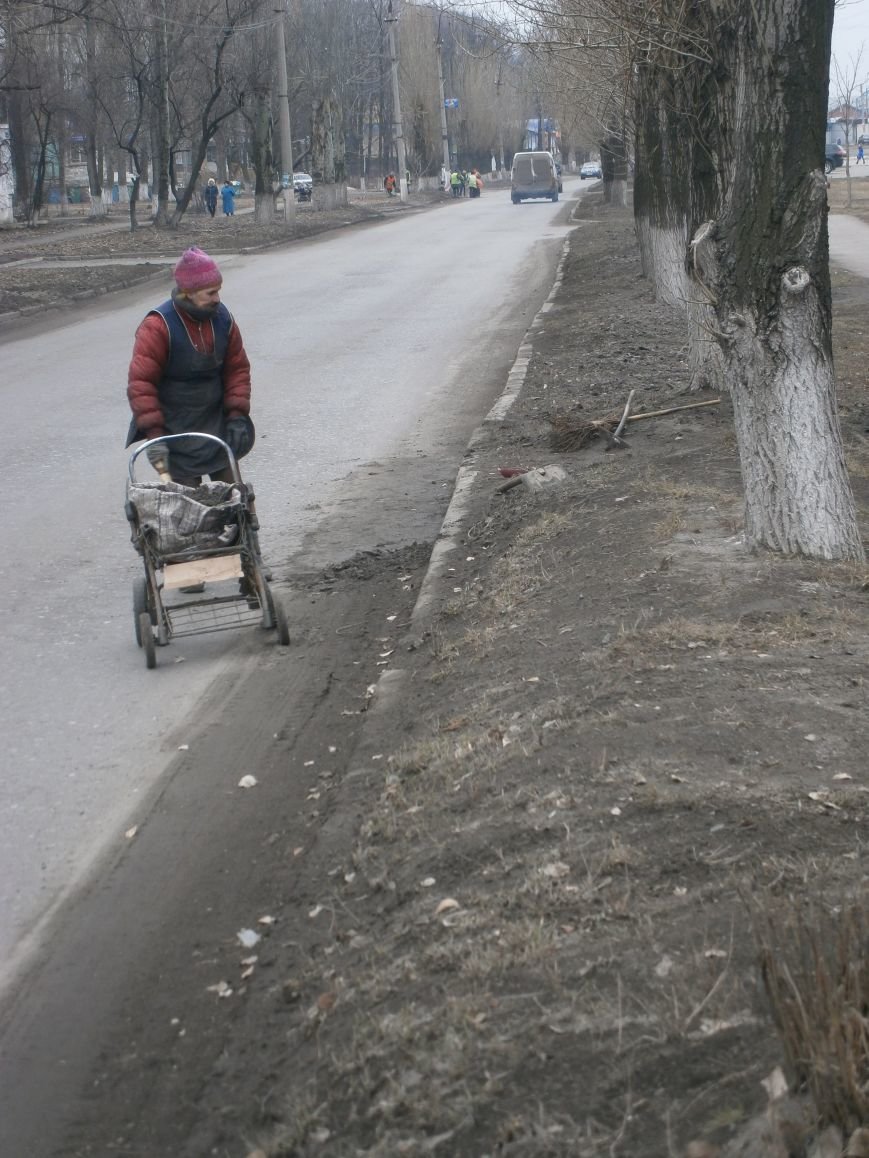 В Димитрове дворники приступили к уборке межквартальных проездов (Ф... В Димитрове дворники приступили к уборке межквартальных проездов (ФОТОРЕПОРТАЖ) (фото) - фото 13