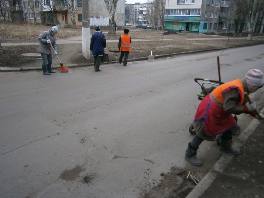 В Димитрове дворники приступили к уборке межквартальных проездов (Ф... В Димитрове дворники приступили к уборке межквартальных проездов (ФОТОРЕПОРТАЖ) (фото) - фото 6