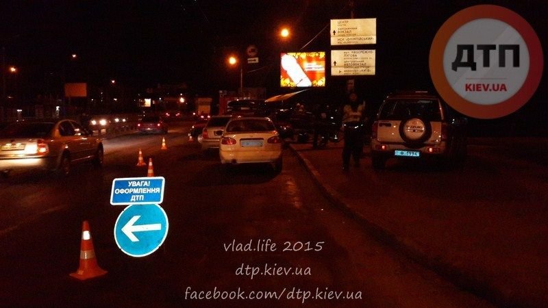 В Киеве ночью Seat Linea влетел в подземный переход, водитель погиб (ФОТО) (фото) - фото 1 В Киеве ночью Seat Linea влетел в подземный переход, водитель погиб (ФОТО) (фото) - фото 1