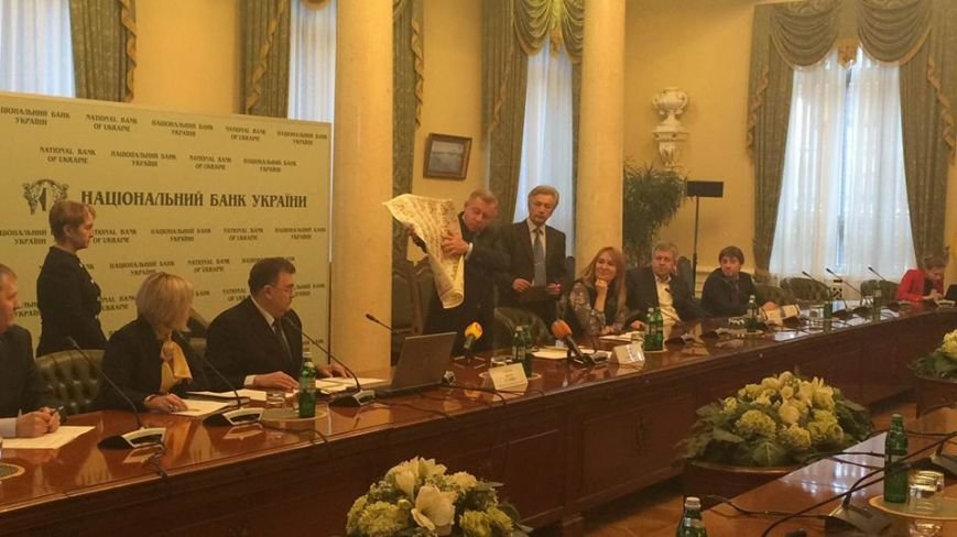 Після 8 березня львів'яни зможуть розплатитися новою купюрою в 100 гривень (ФОТО) (фото) - фото 4 Після 8 березня львів'яни зможуть розплатитися новою купюрою в 100 гривень (ФОТО) (фото) - фото 4