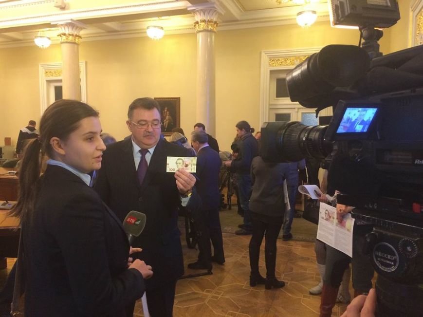 Після 8 березня львів'яни зможуть розплатитися новою купюрою в 100 гривень (ФОТО) (фото) - фото 3 Після 8 березня львів'яни зможуть розплатитися новою купюрою в 100 гривень (ФОТО) (фото) - фото 3