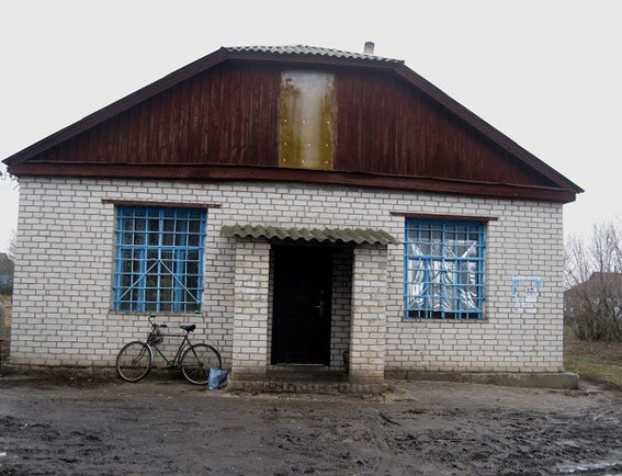 На Семенівщині грабіжники обікрали магазин, взяли випивку та харчі (фото) - фото 1 На Семенівщині грабіжники обікрали магазин, взяли випивку та харчі (фото) - фото 1