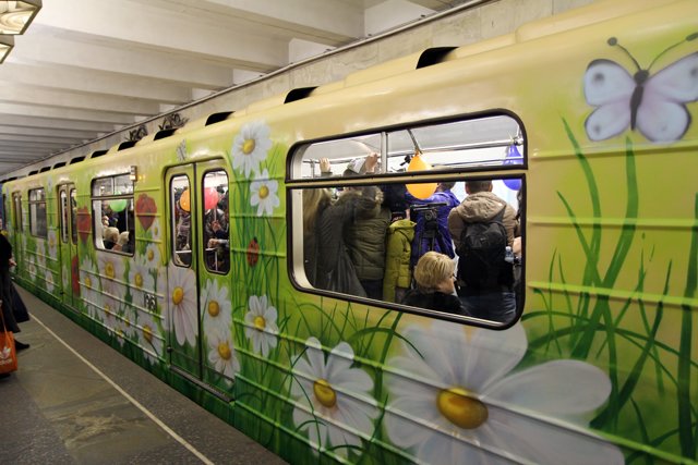 В столичном метро к 8 марта пустили цветочный вагон (ФОТО) (фото) - фото 1 В столичном метро к 8 марта пустили цветочный вагон (ФОТО) (фото) - фото 1