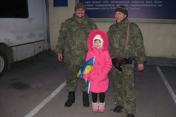 До 8-го березня бійці загону черкаської міліції подарували своїм жінкам найцінніший подарунок - повернулися додому(ФОТО, ВІДЕО) (фото) - фото 4 До 8-го березня бійці загону черкаської міліції подарували своїм жінкам найцінніший подарунок - повернулися додому(ФОТО, ВІДЕО) (фото) - фото 4