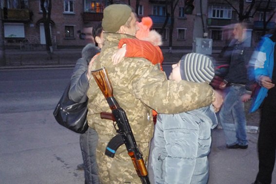 До 8-го березня бійці загону черкаської міліції подарували своїм жінкам найцінніший подарунок - повернулися додому(ФОТО, ВІДЕО) (фото) - фото 3 До 8-го березня бійці загону черкаської міліції подарували своїм жінкам найцінніший подарунок - повернулися додому(ФОТО, ВІДЕО) (фото) - фото 3