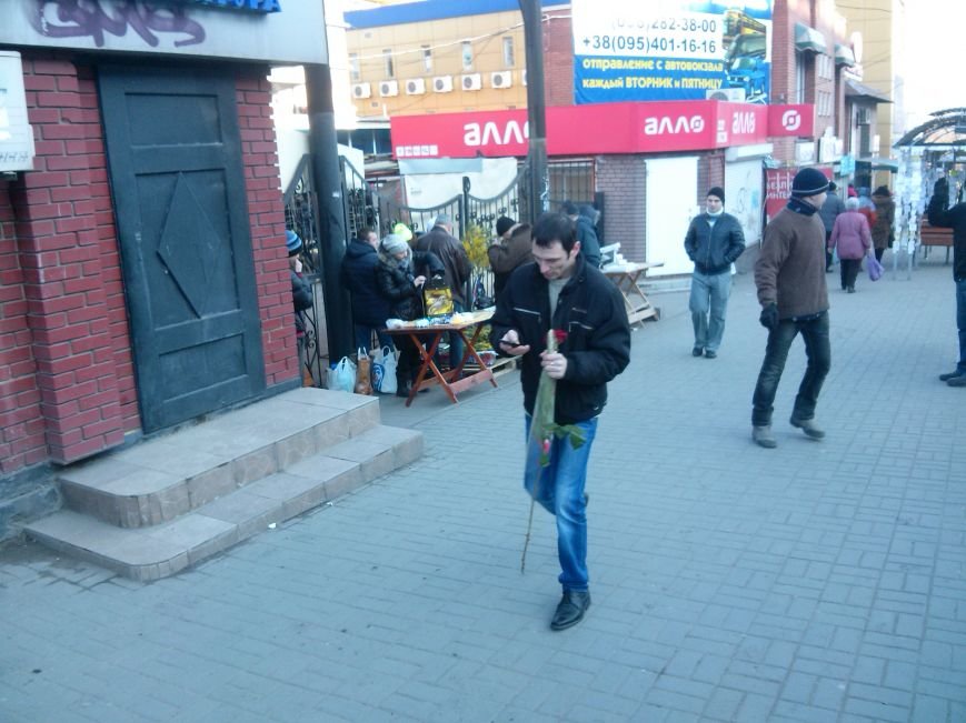 Настоящих мужчин не испугали цены на цветы в Мариуполе (ФОТОФАКТ) (фото) - фото 1 Настоящих мужчин не испугали цены на цветы в Мариуполе (ФОТОФАКТ) (фото) - фото 1