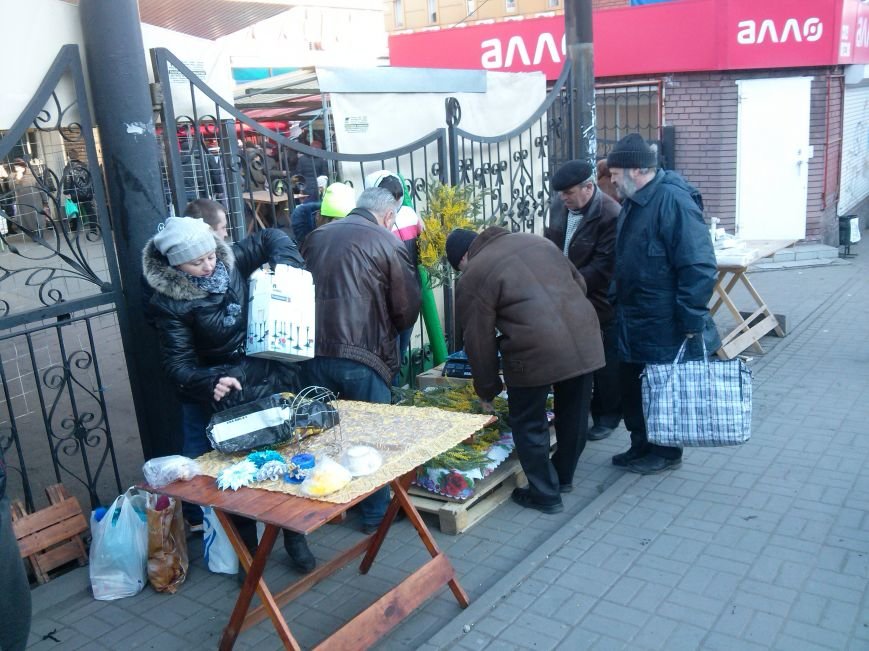 Настоящих мужчин не испугали цены на цветы в Мариуполе (ФОТОФАКТ) (фото) - фото 1 Настоящих мужчин не испугали цены на цветы в Мариуполе (ФОТОФАКТ) (фото) - фото 1