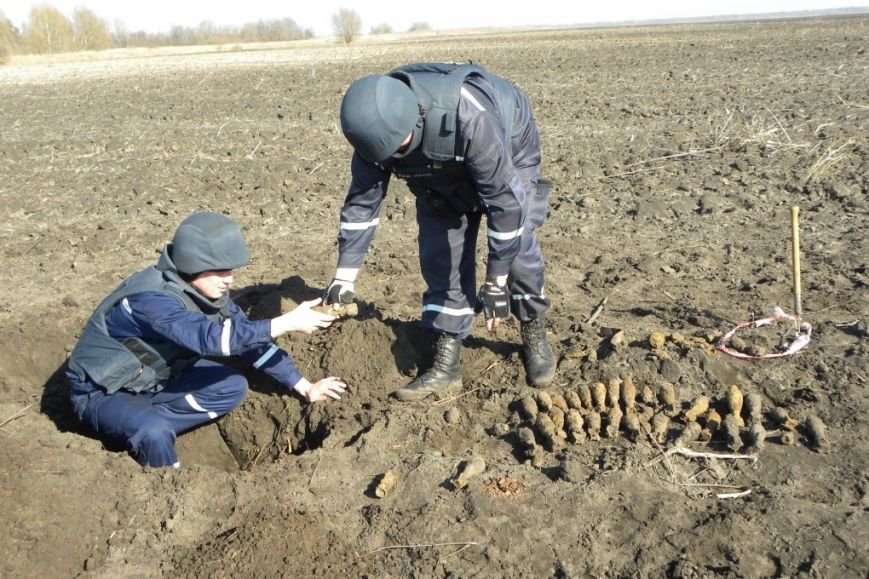 Тракторист в Черниговской области едва не перепахал 82 снаряда (фото) - фото 1 Тракторист в Черниговской области едва не перепахал 82 снаряда (фото) - фото 1