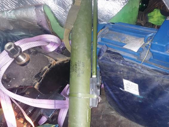 На Полтавщині співробітники ДПС затримали водія, який віз гранатомет (ФОТО) (фото) - фото 1 На Полтавщині співробітники ДПС затримали водія, який віз гранатомет (ФОТО) (фото) - фото 1
