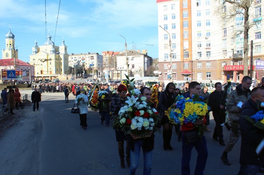 Сотні тернополян провели в останню путь бійця 128-ї бригади Віталія Лотоцького (фото) - ОНОВЛЕНО (фото) - фото 1 Сотні тернополян провели в останню путь бійця 128-ї бригади Віталія Лотоцького (фото) - ОНОВЛЕНО (фото) - фото 1
