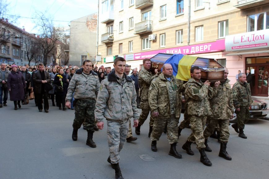 Сотні тернополян провели в останню путь бійця 128-ї бригади Віталія Лотоцького (фото) - ОНОВЛЕНО (фото) - фото 1 Сотні тернополян провели в останню путь бійця 128-ї бригади Віталія Лотоцького (фото) - ОНОВЛЕНО (фото) - фото 1