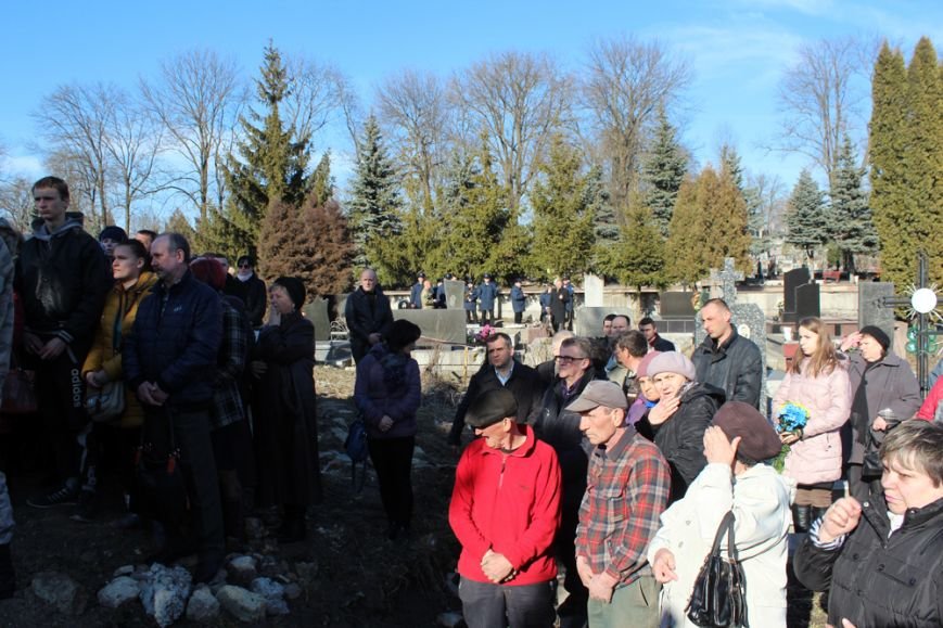Сотні тернополян провели в останню путь бійця 128-ї бригади Віталія Лотоцького (фото) - ОНОВЛЕНО (фото) - фото 1 Сотні тернополян провели в останню путь бійця 128-ї бригади Віталія Лотоцького (фото) - ОНОВЛЕНО (фото) - фото 1