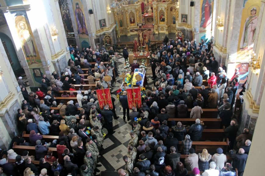 Сотні тернополян провели в останню путь бійця 128-ї бригади Віталія Лотоцького (фото) - ОНОВЛЕНО (фото) - фото 1 Сотні тернополян провели в останню путь бійця 128-ї бригади Віталія Лотоцького (фото) - ОНОВЛЕНО (фото) - фото 1