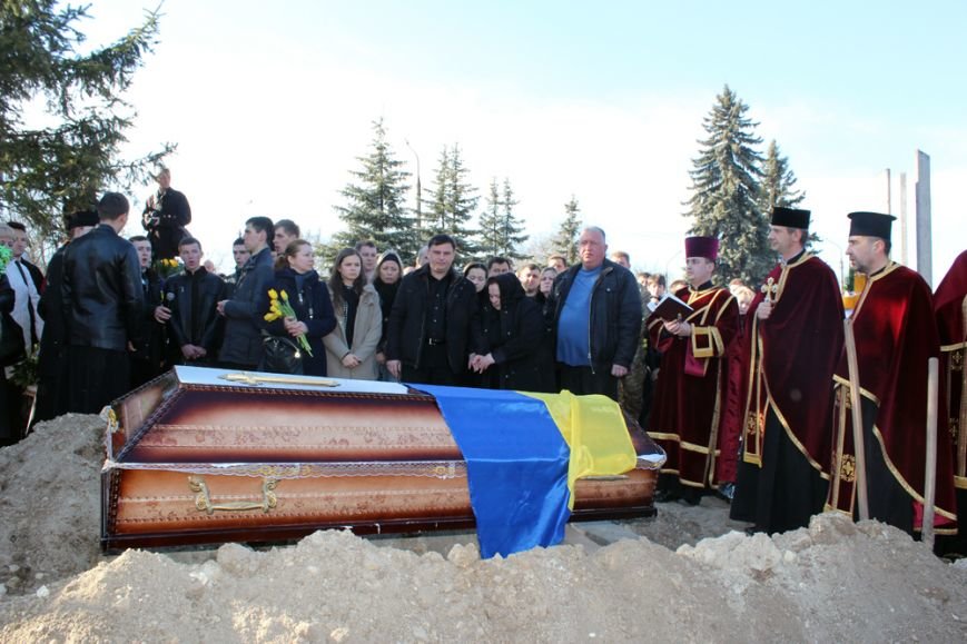 Сотні тернополян провели в останню путь бійця 128-ї бригади Віталія Лотоцького (фото) - ОНОВЛЕНО (фото) - фото 1 Сотні тернополян провели в останню путь бійця 128-ї бригади Віталія Лотоцького (фото) - ОНОВЛЕНО (фото) - фото 1