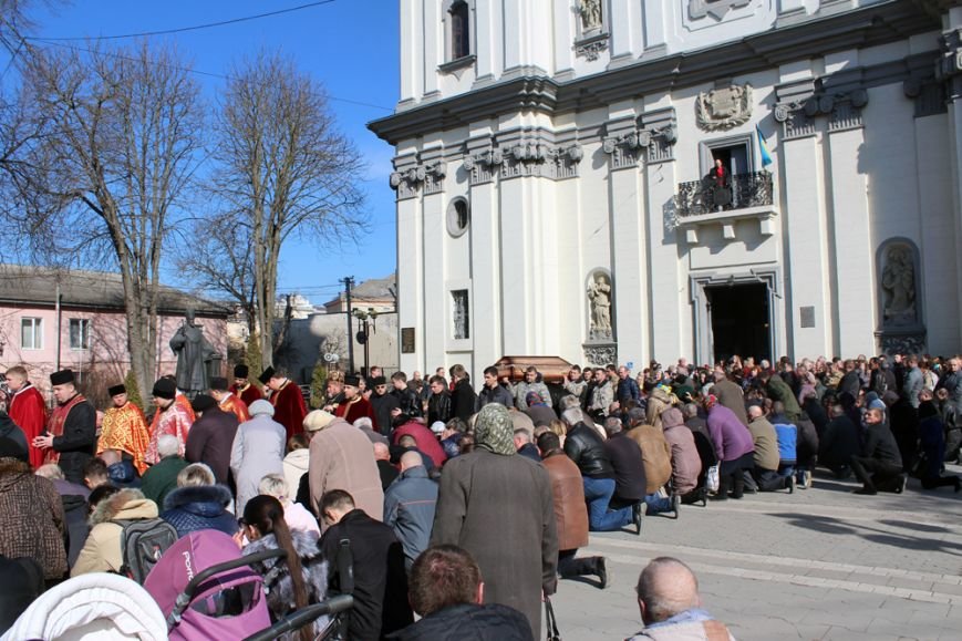 Сотні тернополян провели в останню путь бійця 128-ї бригади Віталія Лотоцького (фото) - ОНОВЛЕНО (фото) - фото 1 Сотні тернополян провели в останню путь бійця 128-ї бригади Віталія Лотоцького (фото) - ОНОВЛЕНО (фото) - фото 1
