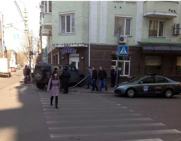 На Подоле «Хаммер» с российскими номерами протаранил «Дэу Ланос» и въехал в магазин (ФОТО) (фото) - фото 1 На Подоле «Хаммер» с российскими номерами протаранил «Дэу Ланос» и въехал в магазин (ФОТО) (фото) - фото 1