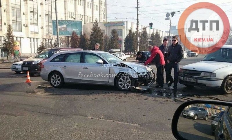 В Киеве на Подоле авария спровоцировала затор (ФОТО) (фото) - фото 1 В Киеве на Подоле авария спровоцировала затор (ФОТО) (фото) - фото 1