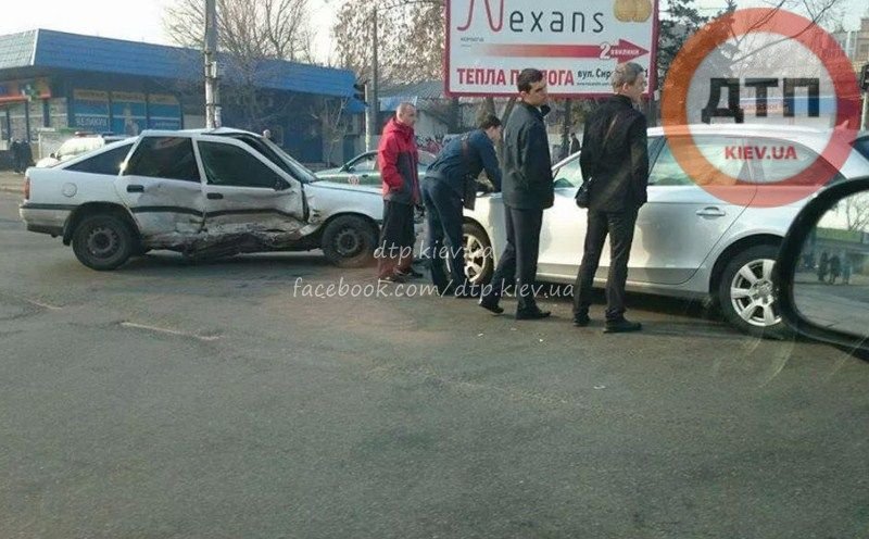 В Киеве на Подоле авария спровоцировала затор (ФОТО) (фото) - фото 1 В Киеве на Подоле авария спровоцировала затор (ФОТО) (фото) - фото 1